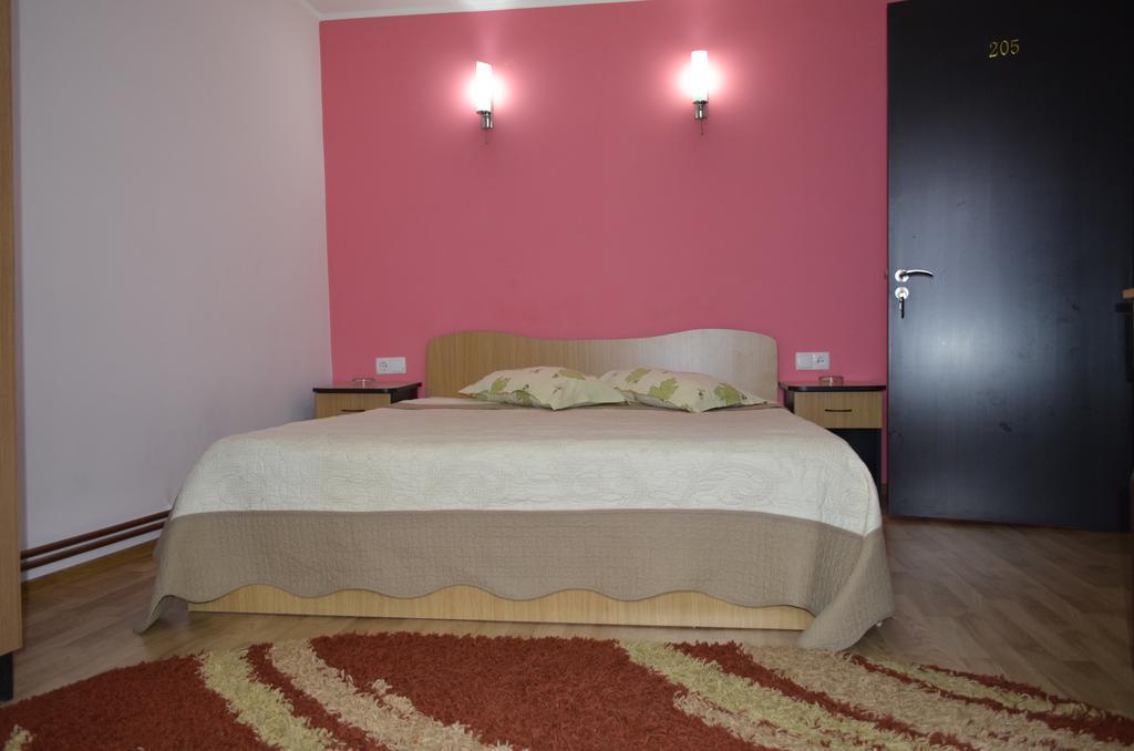 Casa Alba Hotel Ramnicu Valcea Exterior photo